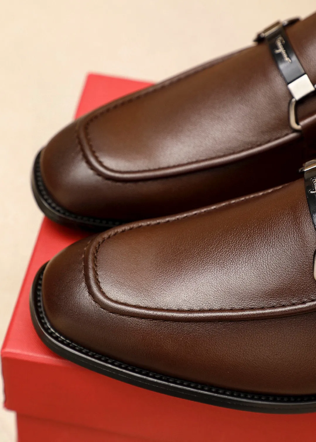 Men's shoes💰460💰 Product trademark: Ferragamo "Ferragamo" casual leather shoes Regular size: 38-44 (45🉑️customized) Product materials: Selected imported first-layer calfskin upper + luxury hardware buckle, imported water-dyed cow leather lining. Strong three-dimensional visual effect, original outsole Color: 3⃣️colors available